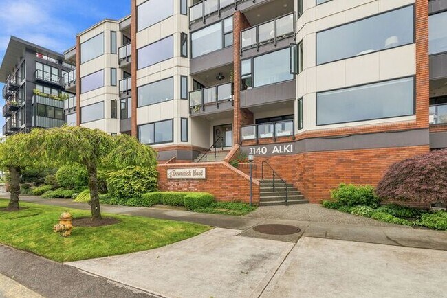Building Photo - Enormous Waterfront Alki Condo w/ Stunning Views