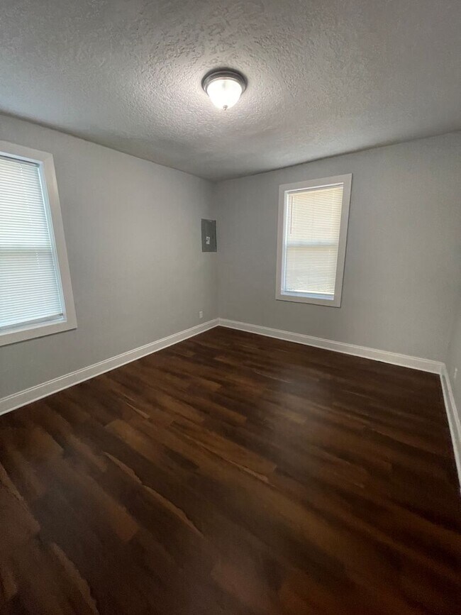 Building Photo - 4/2 Single Family Home : Available Now!