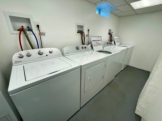 Building Photo - 18 Messenger St