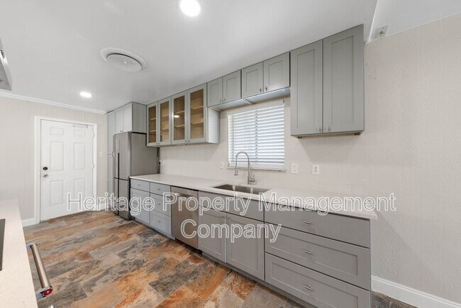 Building Photo - 640 Crest Ln