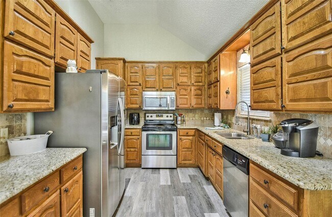 Building Photo - Beautiful Home on Mature Tree'd Lot  in We...