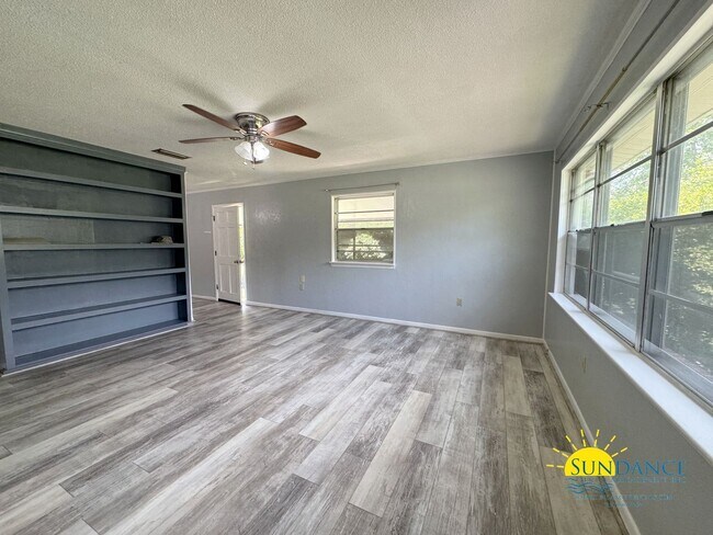 Building Photo - 2052 Roberts Dr