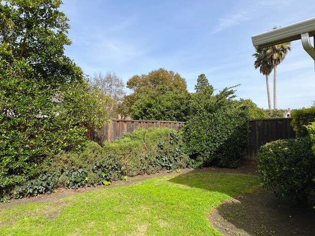 Building Photo - Duplex in Morgan Hill