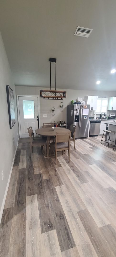Building Photo - Beautiful 3BR/2BA home with large fenced-i...