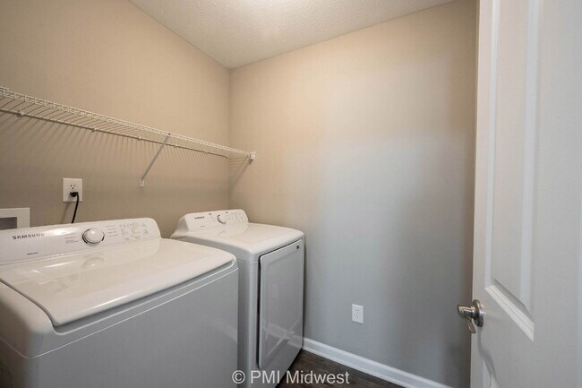 Building Photo - "Charming 3-Bed Oasis with 2 Full Baths in...