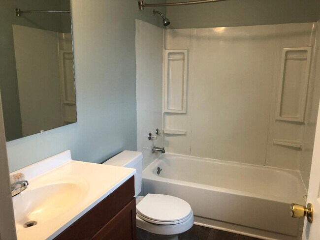 Main Bath - 124 Larkins Xing