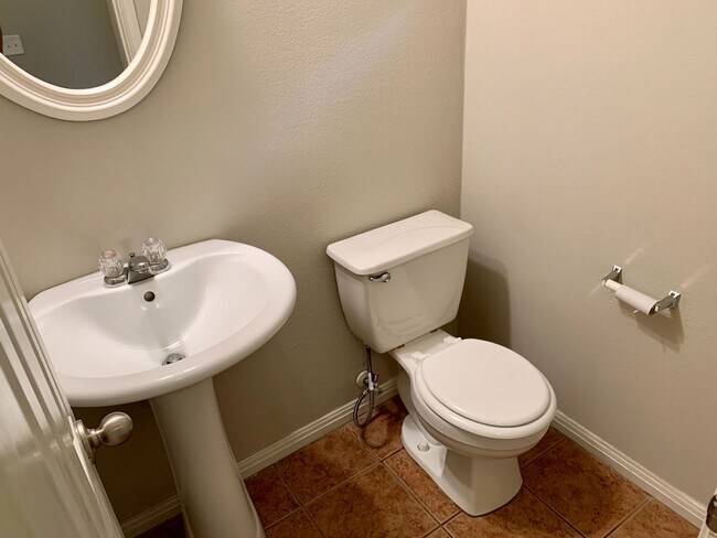 Building Photo - Lovely 3 bedroom, 2.5 bathroom Duplex in A...