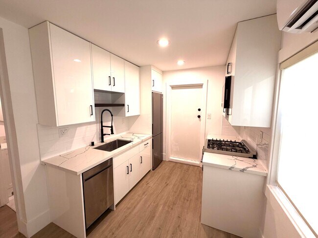 Building Photo - Tastefully remodeled Midtown Sacramento Apartment with Private Backyard Patio!