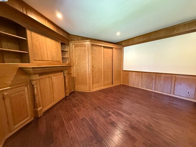 Building Photo - 470 Hale St