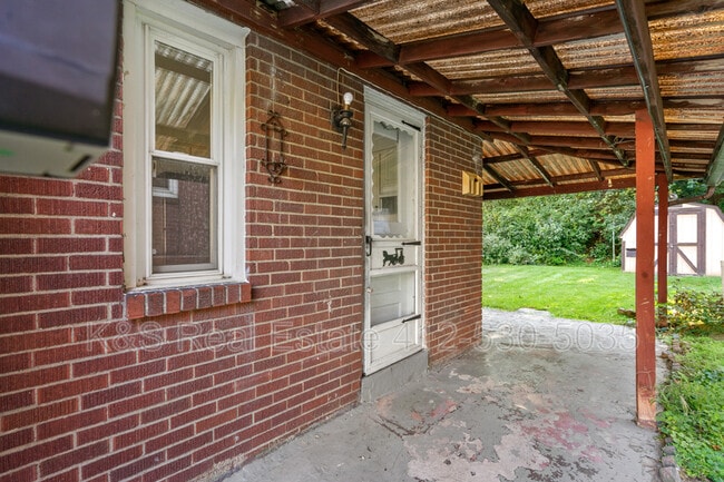 Building Photo - 823 Hartman St