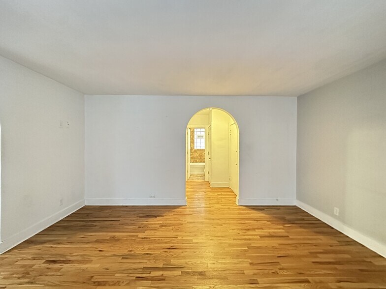 Building Photo - 521 W Surf St