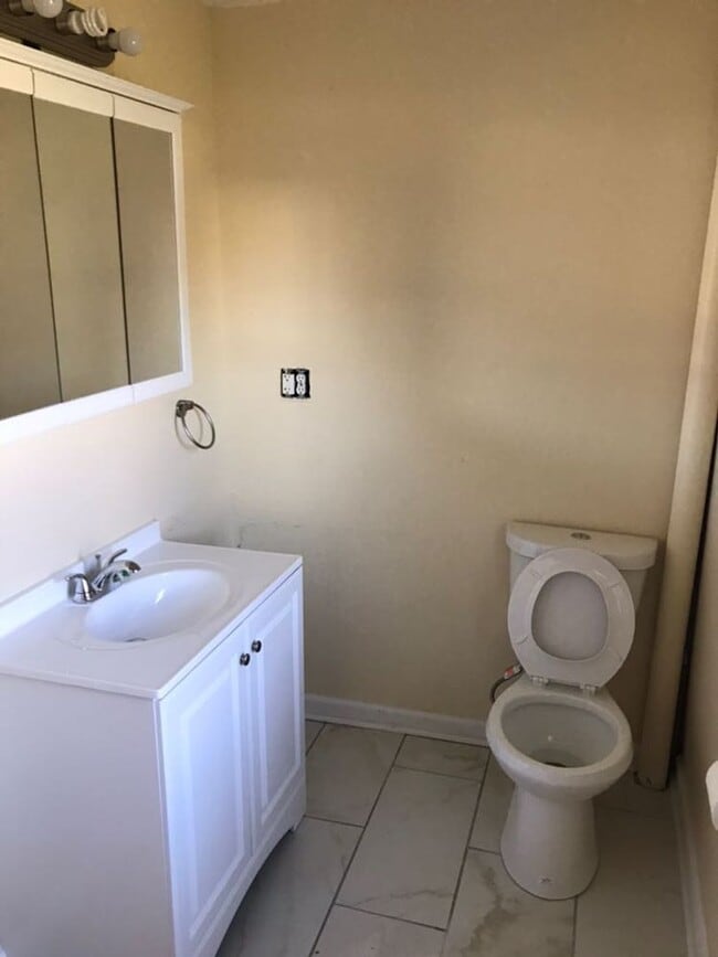 Building Photo - 2 bedroom house for rent