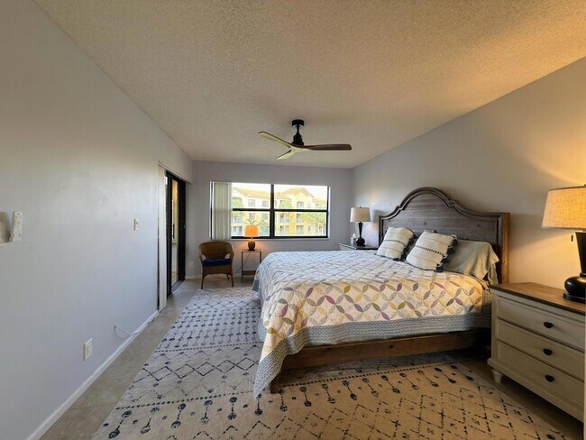 Building Photo - 700 Uno Lago Dr