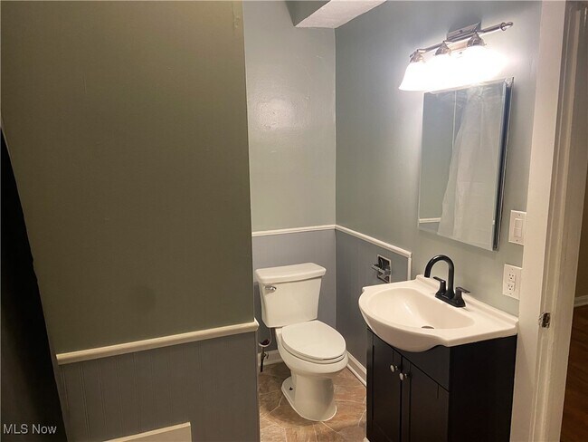 Building Photo - 429 Stinaff St