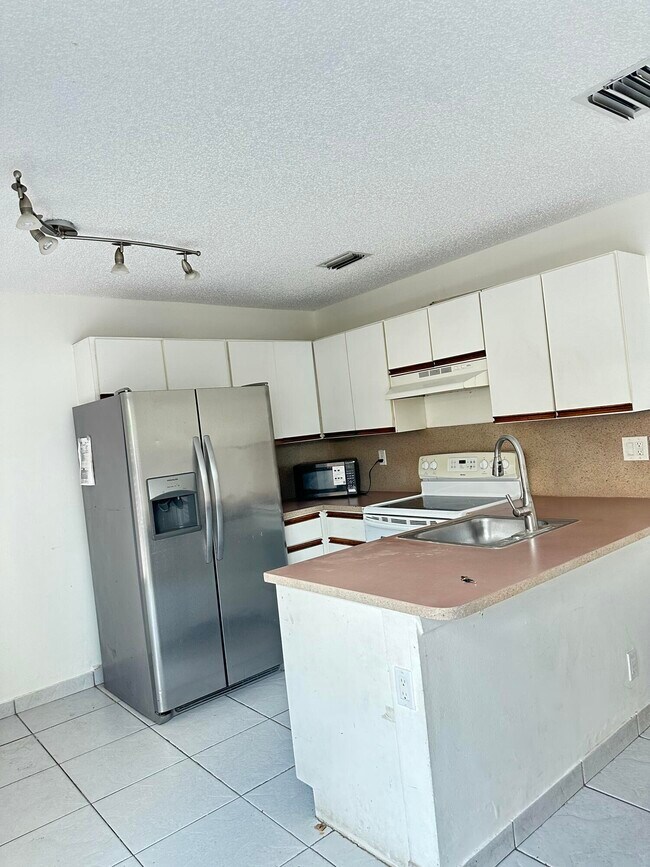 Building Photo - 5721 Boynton Crescent