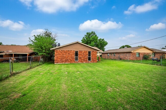 Building Photo - 6111 NW Maple Ave