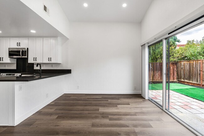 Building Photo - Just Renovated: Stunning 3-Bedroom, 2-Bath...