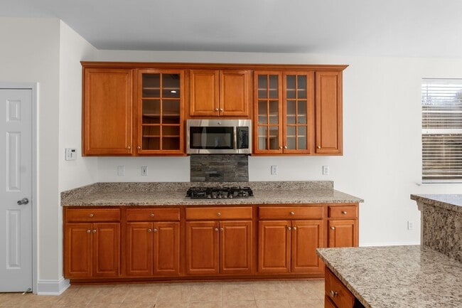 Building Photo - Immaculate 5-bedroom Paradise!