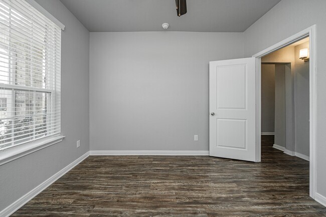 Building Photo - 602 Hollyhock Dr