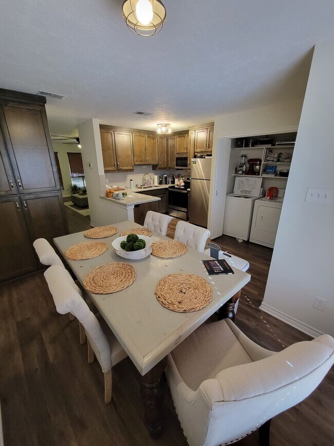 Building Photo - Bryan - 2-bedroom / 1.5-bath / 2 story Tow...