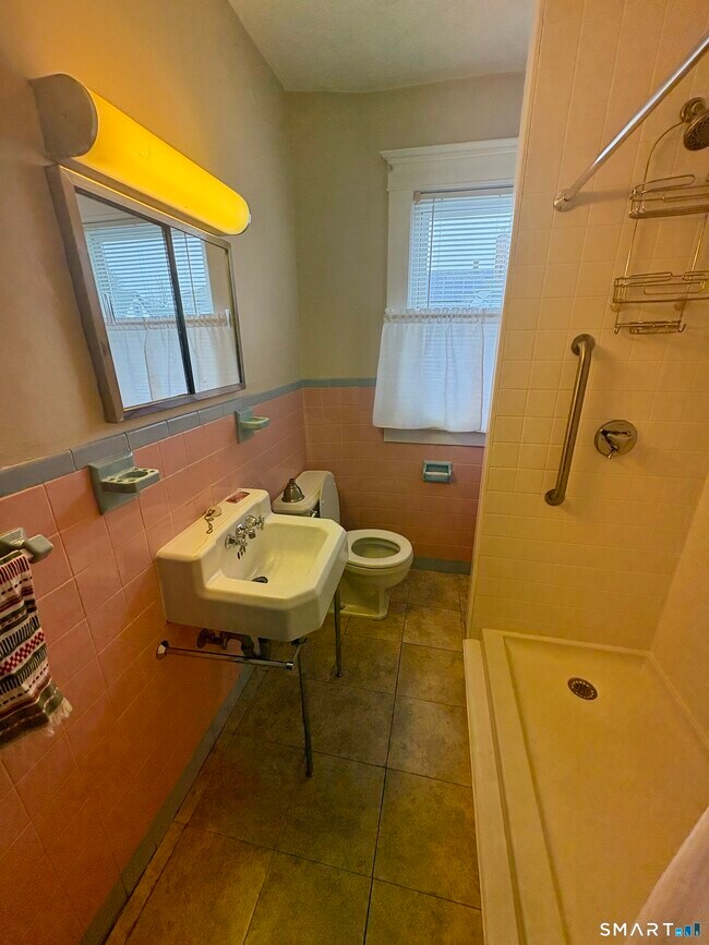 Building Photo - 119 Squire St