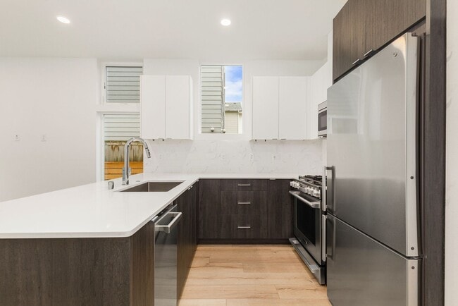 Building Photo - Gorgeous Greenlake Area 2 Bedroom Townhouse