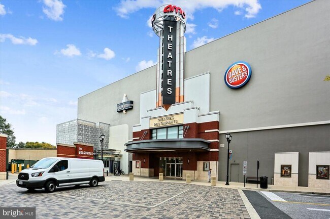 Building Photo - 909 Rockwell Ave