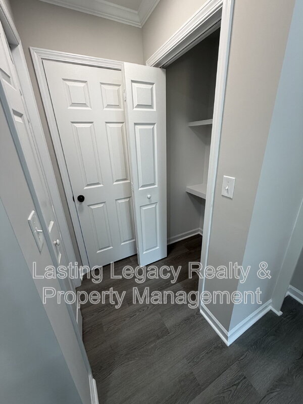 Building Photo - 2036 Harrison Ave