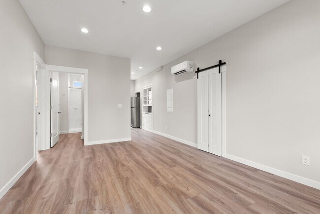 Building Photo - 717 W Spofford Ave