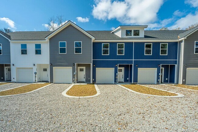 Building Photo - 3 Bedroom 2.5 Bath Townhouse in Barnwell Breeze - North Charleston