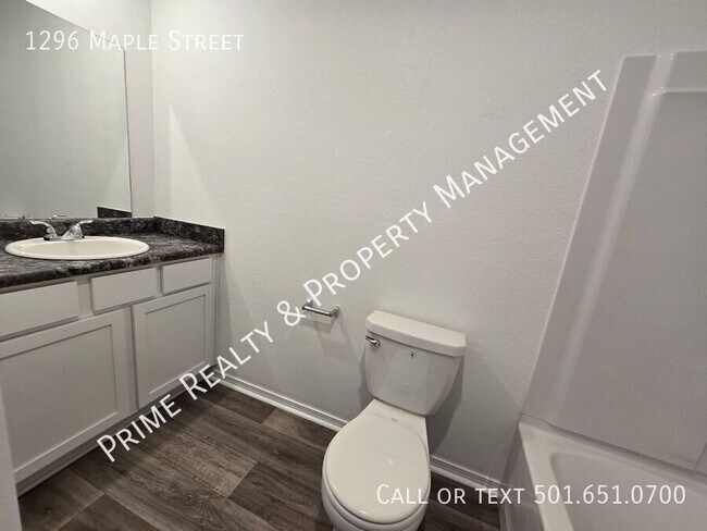 Building Photo - 1296 Maple St