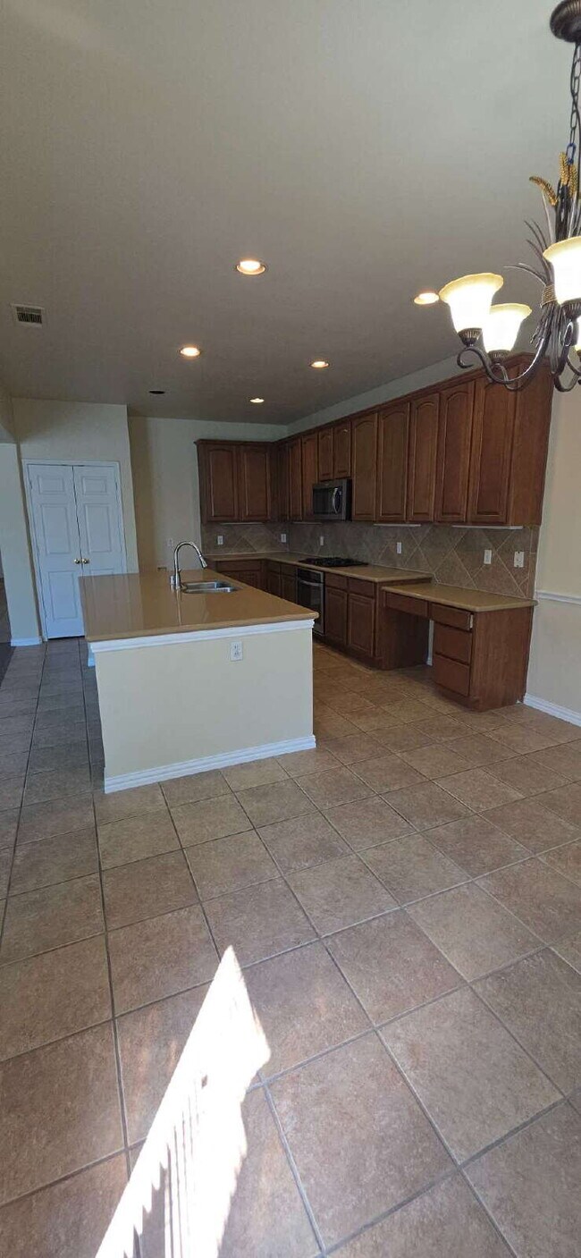 Building Photo - Expansive Mansfield Home with 5 Bedrooms, ...
