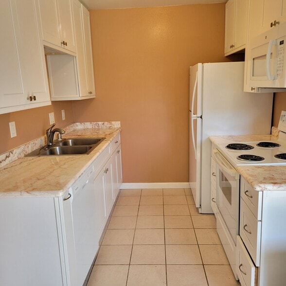 Kitchen - 6665 Mission Gorge Rd