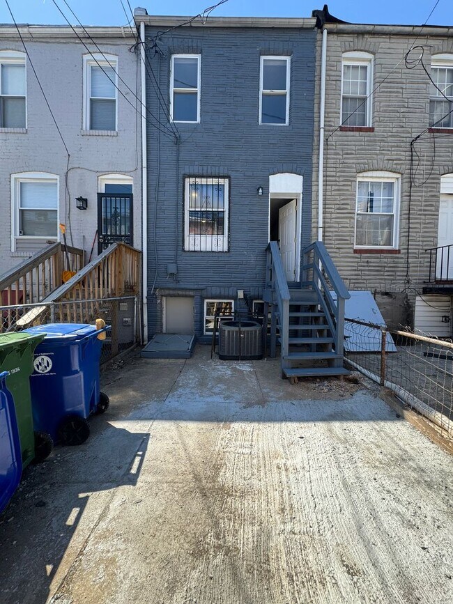 Building Photo - Charming Rowhome with Modern Touches in Ea...