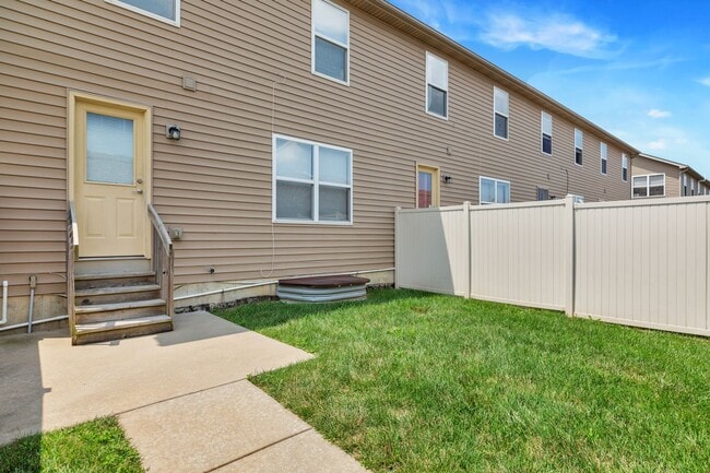 Building Photo - Beautiful 3b/3b Townhome!