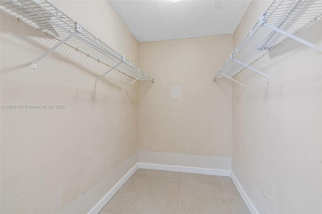 Building Photo - 9365 Fontainebleau Blvd