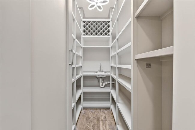 Building Photo - 5305 Greenbriar Dr