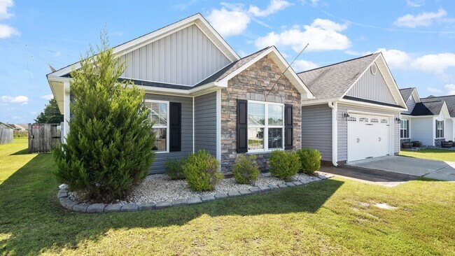 Building Photo - Charming 3BR Home in Carolina Plantation with Fenced Yard & 2-Car Garage