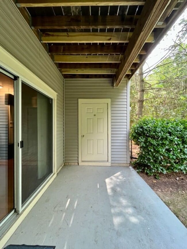 Building Photo - Beautiful 3 BR 2 FB condo with its own garage and driveway