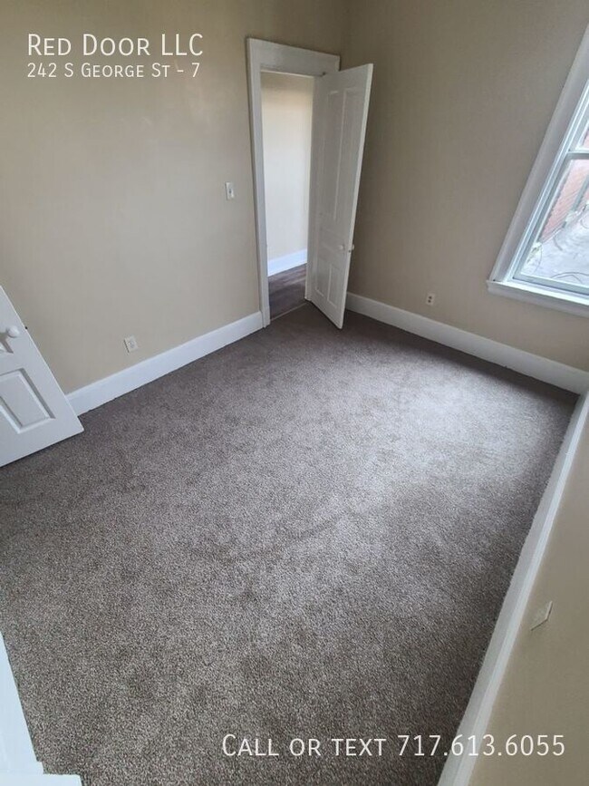 Building Photo - 242 S George St