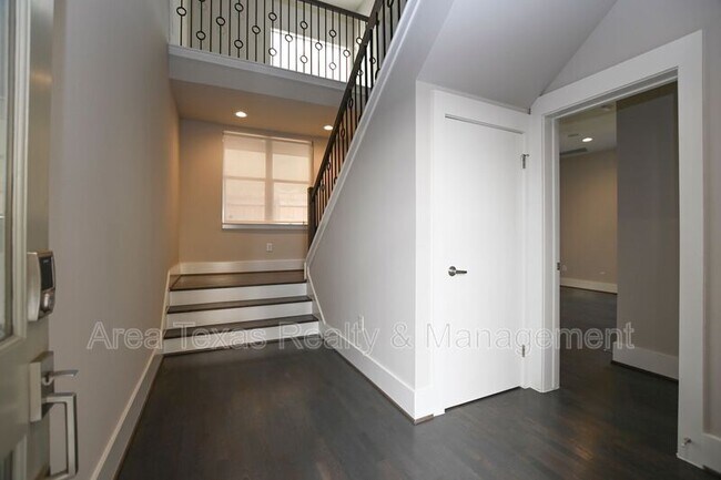 Building Photo - 2220 Portsmouth St