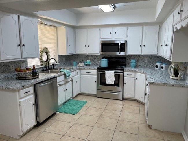 Primary Photo - Remodeled , modern and lots of New in Moor...