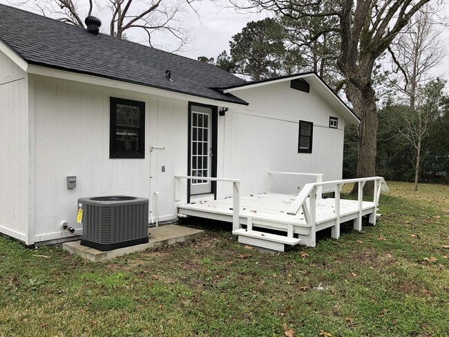 Building Photo - 590 Parks St