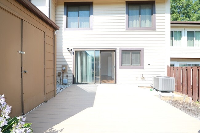 Building Photo - FRESH PAINT AND NEW FLOORING = 3BD + 2.5BA TH