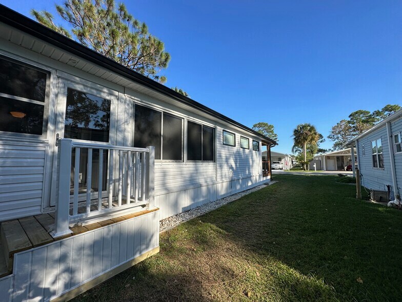 Building Photo - 547 Lake Dr