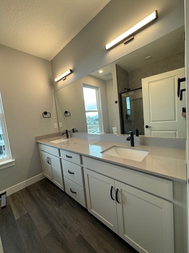 Building Photo - Brand new Townhome in Daybreak!