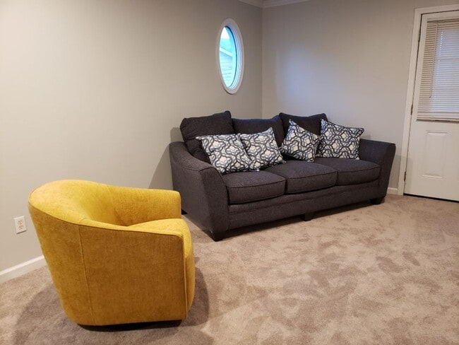 Building Photo - Knoxville 37912 - 2 bedroom 1.5 bath - Cal...