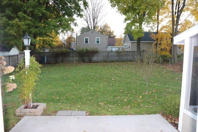 Building Photo - 300 Caroline St