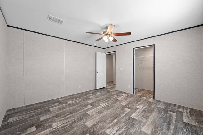 Building Photo - 305 W Buell Dr