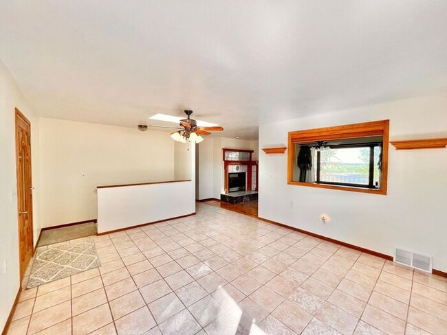 Building Photo - Gorgeous Private Home with Views!